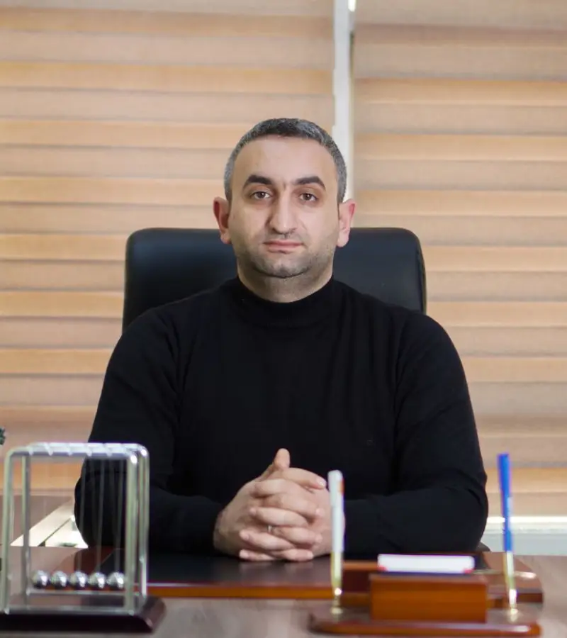 Psixiatr Dr. Bəxtiyar Mustafayev iş otağında
